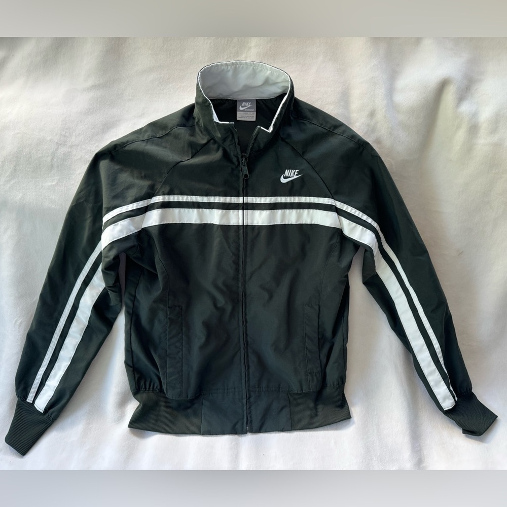 Dark green Nike lightweight jacket